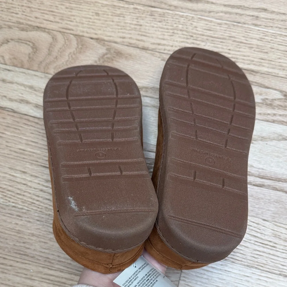 Boys Tan Slippers Sherpa